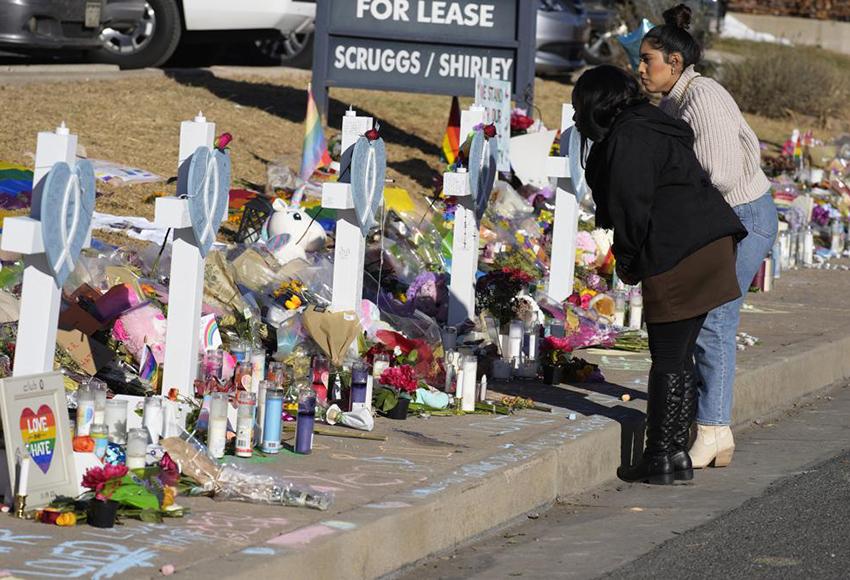 Mourners in front of a roadside memorial for the victims of the Club Q shooting — Photo by David Zalubowski / AP