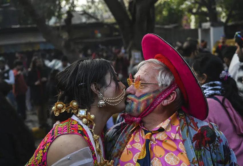 Two marchers kiss in New Dehli — Photo courtesy of AP