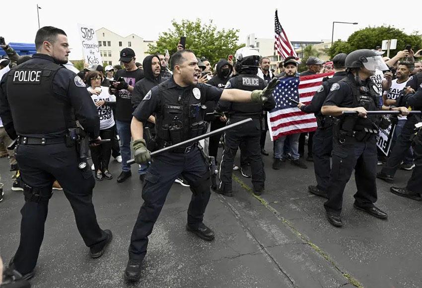 Conservative groups behind police in Glendale, California — Photo by Keith Birmingham / The Orange County Register via AP