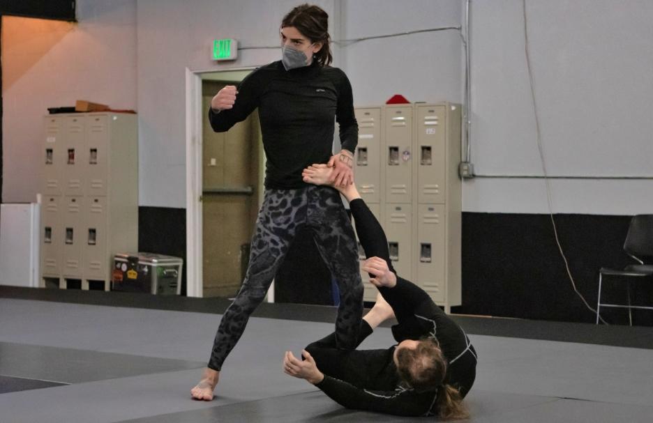 Gwen Roote (L) shows students the basics of Jiu-Jitsu / Orlando Jayare